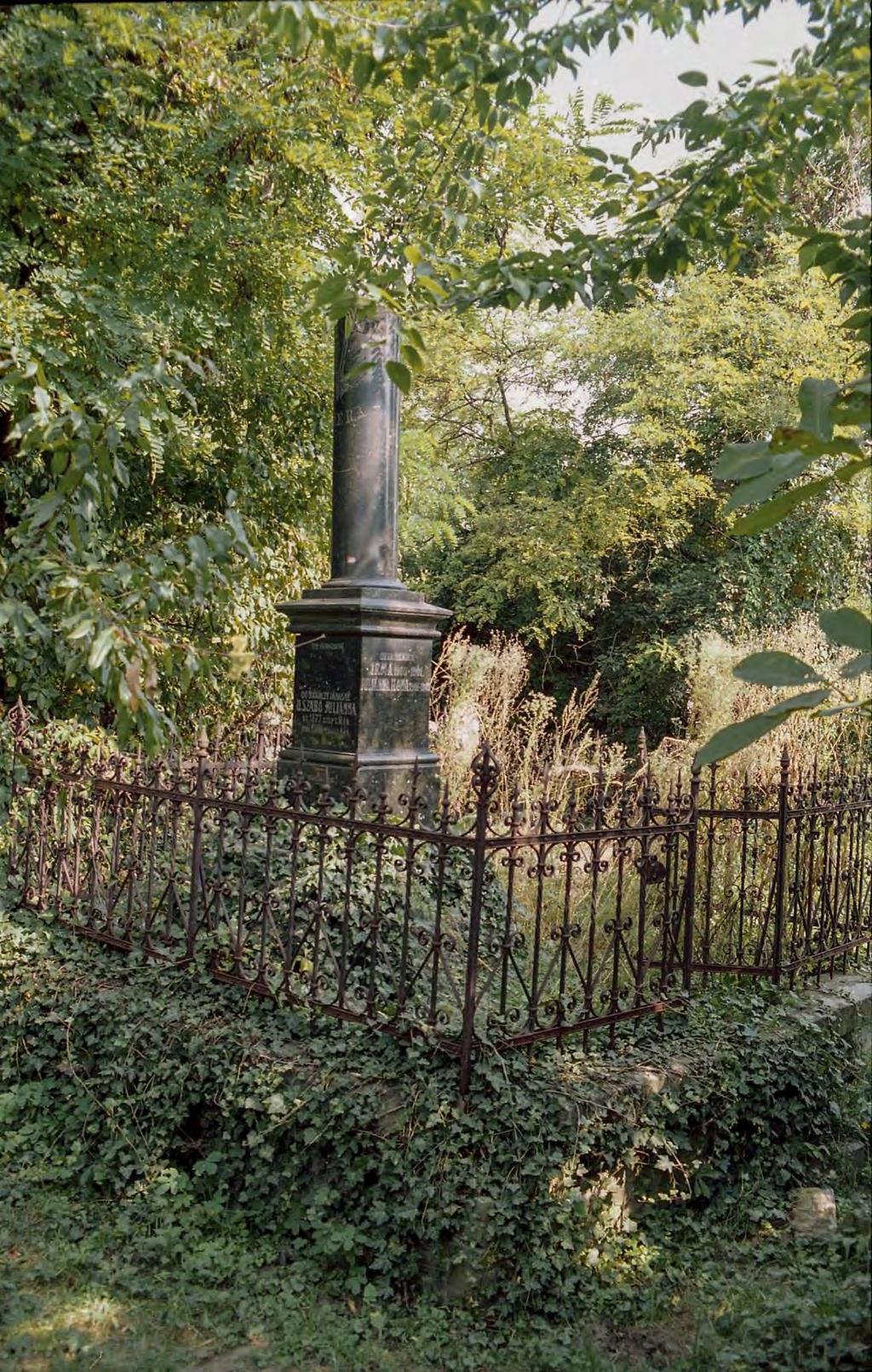 SÍRHELYSZÁM: 97. FELIRAT: ABFRA. Itt nyugszik Dr. Bakóczy Jánosné U. Szabó Juliánna sz. 1877. szept. 11-én mh. 1906. márcz. 8-án. Béke poraikra.