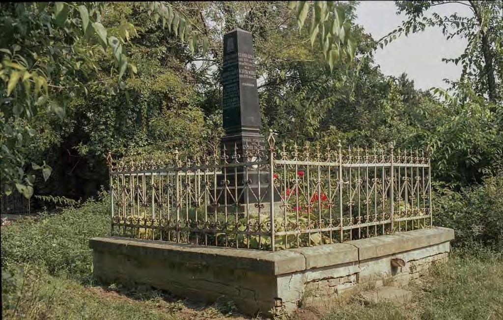 SÍRHELYSZÁM: 100. FELIRAT: Cs. Tóth Sándor szül. 1842. okt. 23. meghalt 1918. deczember 18-án neje Kovács klára szül. 1855. decz. 16. meghalt 1923. júni. 29. Gyermekeik Cs. Tóth Róza szül. 1880. júl.