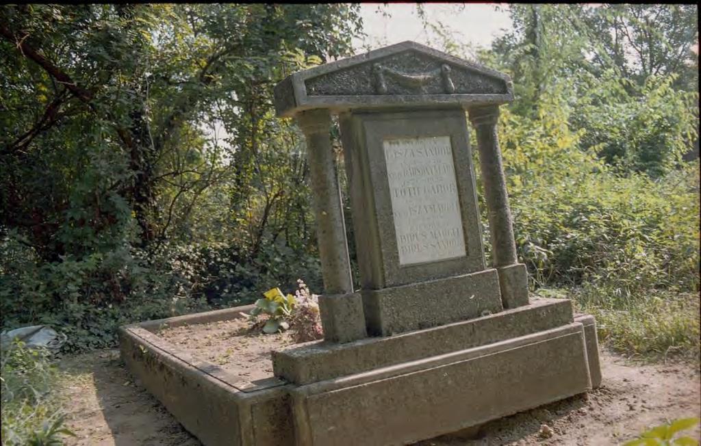 SÍRHELYSZÁM: 101. FELIRAT: Itt nyugosznak id. Isza Sándor 1861-1929, neje Bársony Klára 1870-1932.