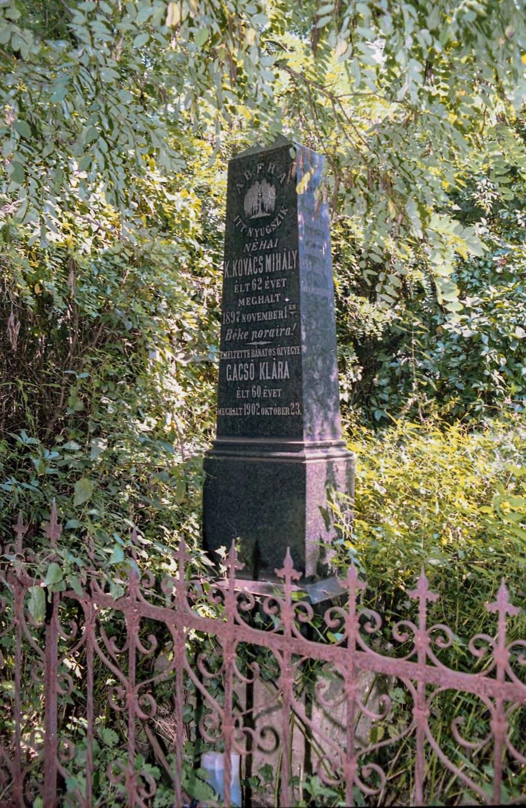 SÍRHELYSZÁM: 103. FELIRAT: ABFRA. Itt nyugszik néhai K. Kovács Mihály élt 62 évet meghalt 1897. november 1-én. Béke poraira.