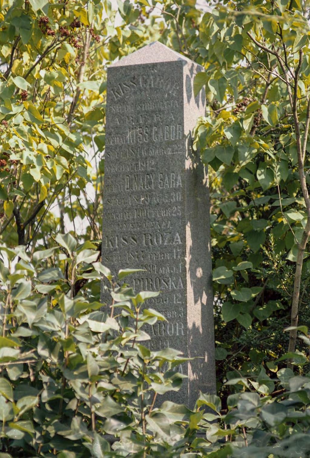 SÍRHELYSZÁM: 108. FELIRAT: Kiss Gábor családi sírboltja. ABFRA. néhai Kiss Gábor szül. 1846. márcz. 22.