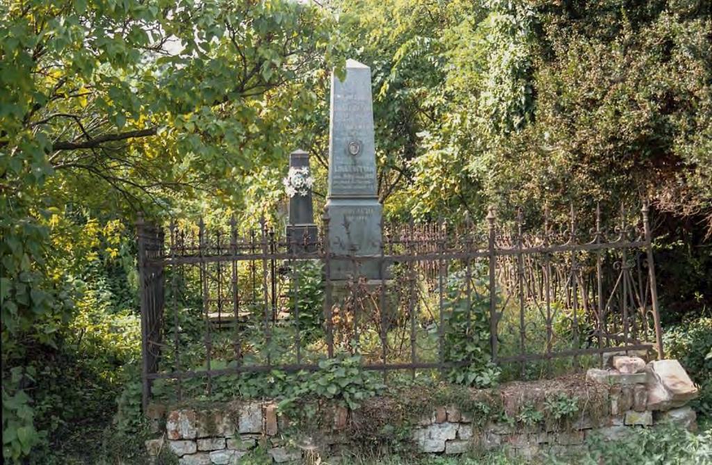 SÍRHELYSZÁM: 109. FELIRAT: ABFRA. Itt nyugszik néhai Bodnár Mária Lovas Gáborné élt 52 évet meghalt 1895. május 2. Állíttatta Szálkay Zsuzsánna. Oldalt: Csecsődi Jánosné szül. Lovas Zsuzsánna élt.