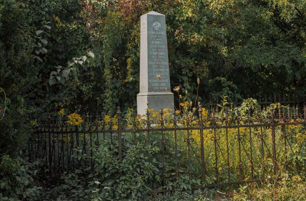 SÍRHELYSZÁM: 112. FELIRAT: Láda Gábor 1856-1927 és neje H. Varga Zsuzsánna 1864-1951. Láda Imre 1887-1944.