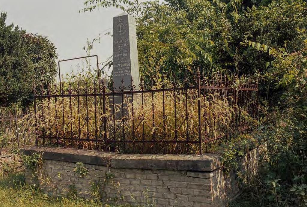 SÍRHELYSZÁM: 114. FELIRAT: Kovács Gy. András családi sírboltja. Néhai Kiss Varga Zsuzsánna élt 69 évet megh. 1877. decz. 17.