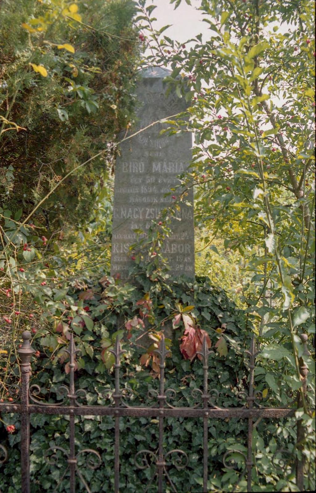SÍRHELYSZÁM: 123. FELIRAT: Kiss Gy. Gábor családi sírboltja. Neje Bíró Mária élt 30 évet 1894. június 25-én.