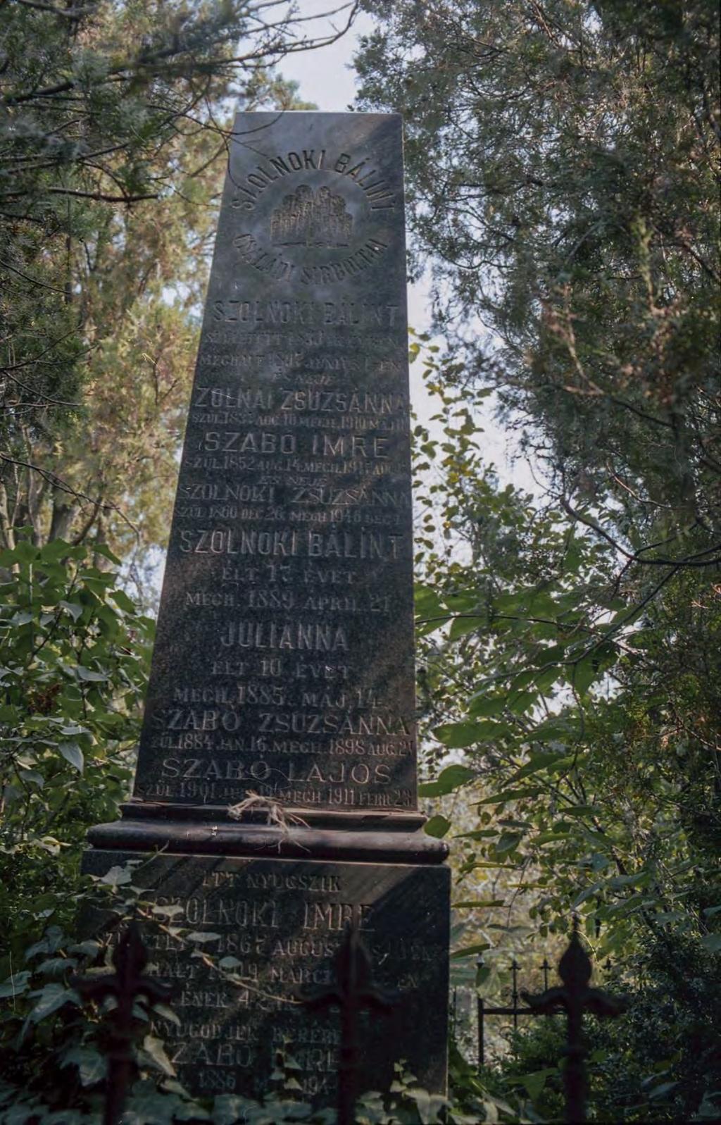 SÍRHELYSZÁM: 124. FELIRAT: Szolnoki Bálint családi sírboltja. Szolnoki Bálint született 1833-ik évben meghalt 1897.