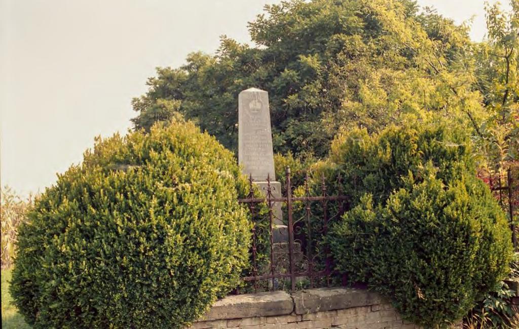 SÍRHELYSZÁM: 132. FELIRAT: Somossy Péter családi sírboltja. ABFRA. Itt nyugszik néhai Sz. Szabó Juliánna élt 47 évet meghalt 1899. okt. 16.