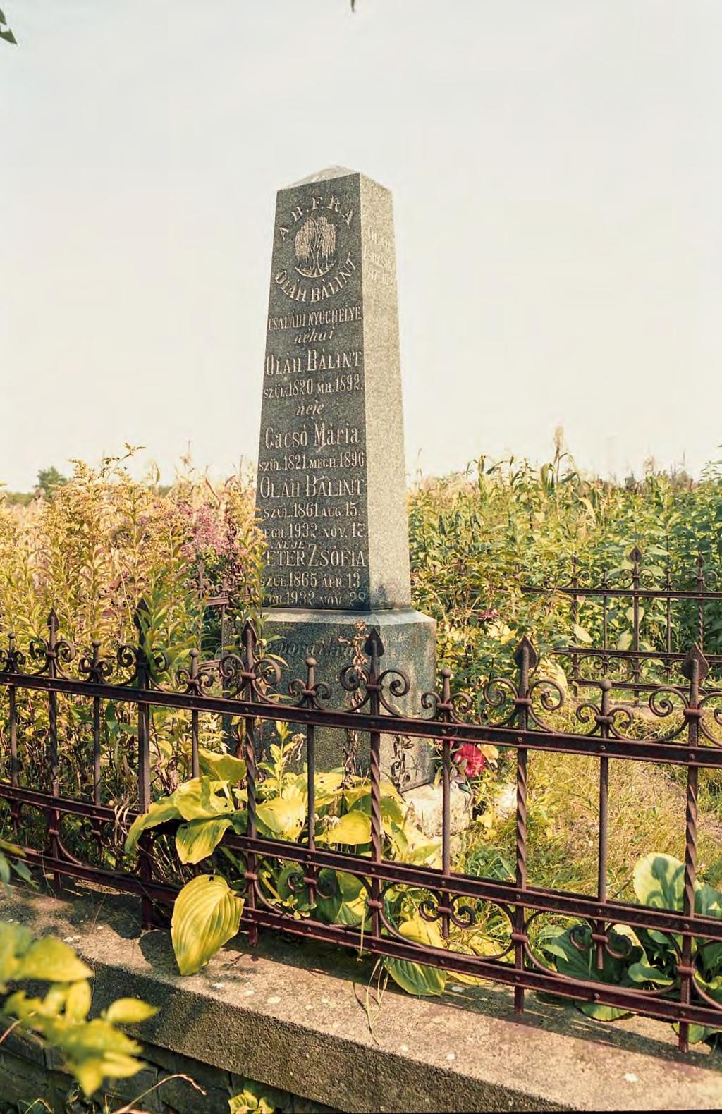 SÍRHELYSZÁM: 135. FELIRAT: ABFRA. Oláh Bálint családi nyughelye. Néhai Oláh Bálint szül. 1820. mh. 1892. neje Gacsó Mária szül. 1821.
