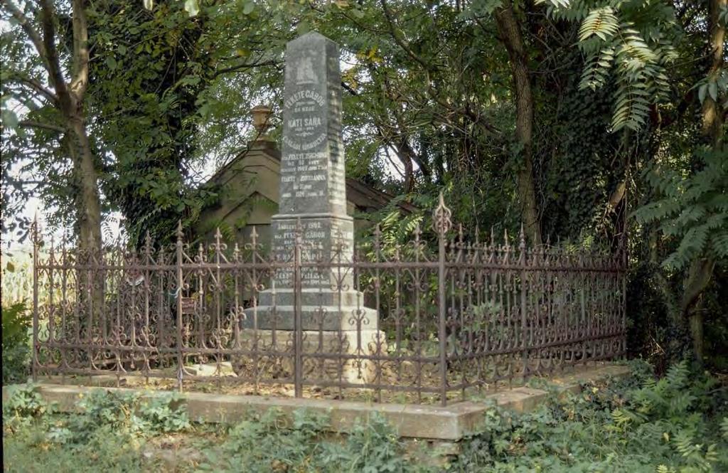 SÍRHELYSZÁM: 137. FELIRAT: Fekete Gábor 1824-1903. és neje Kathy Sára 1828-1924. családi sírboltja. Néh. Fekete Zsigmond élt 47 évet meghalt 1907. júni. 23-án., Fekete Zsuzsánna élt 76 évet megh.
