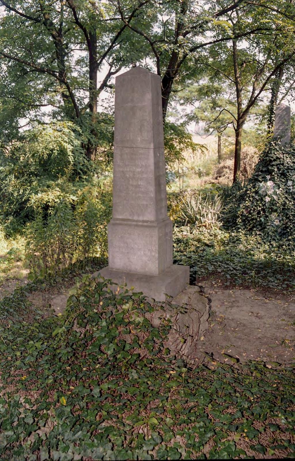 SÍRHELYSZÁM: 143. FELIRAT: ABFRA. Itt nyugszik néhai Mező Mihály szül. 1848. jan. 17. megh. 1889. okt. 27. Gyermekei Zsuzsánna szül. 1879. ápr. 8. megh. 1883. febr. 16., Sándor szül. 1886.