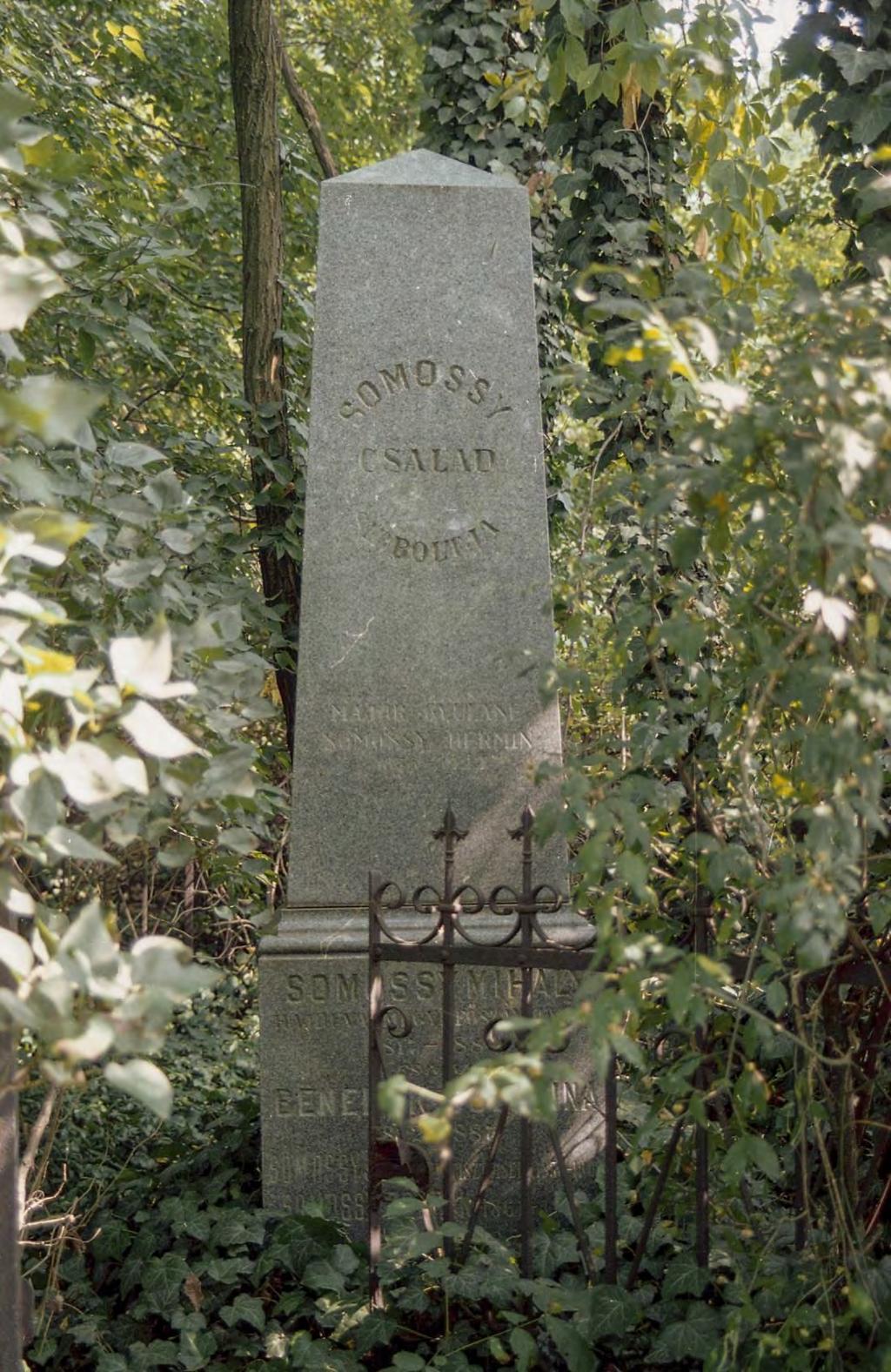 SÍRHELYSZÁM: 157. FELIRAT: Somossy család sírboltja. Major Gyuláné Somossy Hermin 1856-1922.
