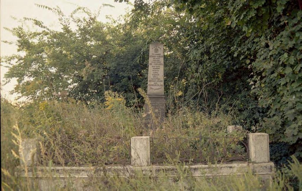 SÍRHELYSZÁM: 161. FELIRAT: ABFRA. Itt nyugszik Kutassy Sándor ref. tanító 1848-1899 és neje Uzonyi Kiss Zsuzsánna 1847-1923.