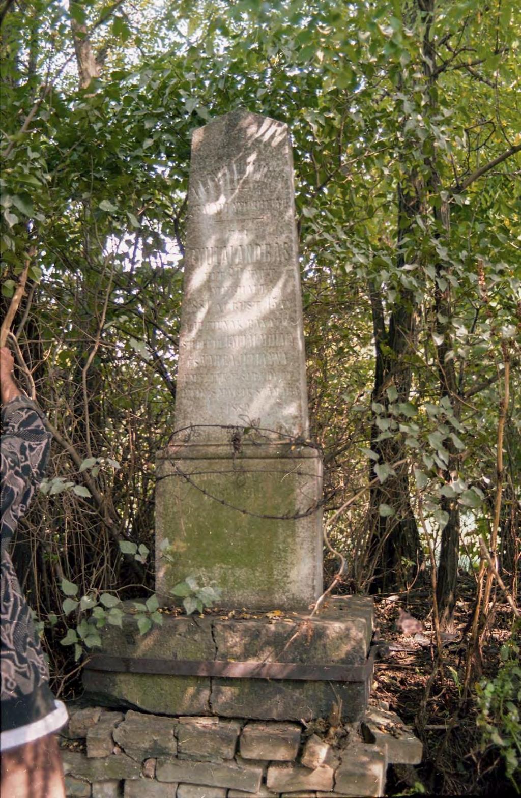 SÍRHELYSZÁM: 165. FELIRAT: Id. Gyulai Mihály családi nyughelye. Fia Gyulai András élt 20 évet meghalt 1881. auguszt. 15-én.