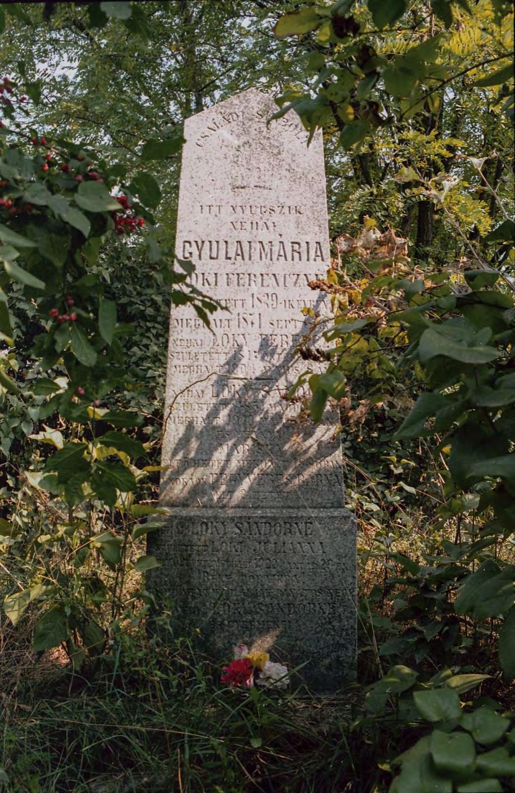 SÍRHELYSZÁM: 166. FELIRAT: Családi sírbolt. Itt nyugszik néhai Gyulai Mária Löky Ferencné született 1829-ik évben meghalt 1871. sept. 7-én., néhai Löky Ferencz született 1817.
