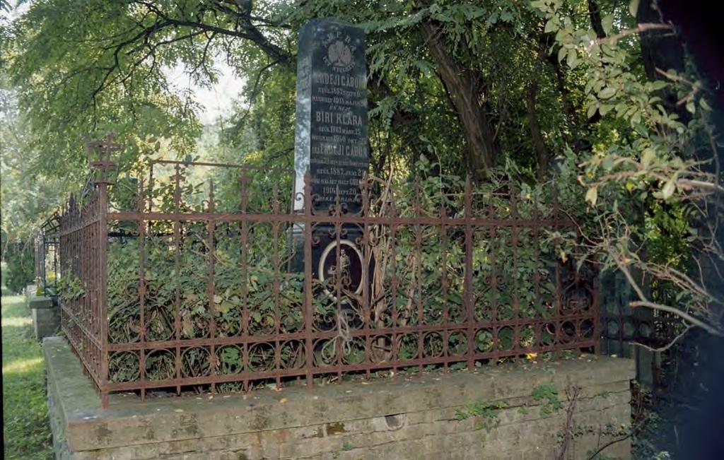 SÍRHELYSZÁM: 19. FELIRAT: ABFRA. Erdeji Gábor szül 1857. szept. 6. megh. 1918. máj. 20. és neje Biri Klára született 1863. márc. 15. megh. 1940. okt. 27. ifj.