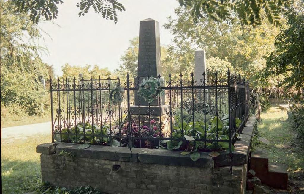 SÍRHELYSZÁM: 23. FELIRAT: Kiss András 1842. és neje 1916 Ignáth Klára családi sírboltja 1845-1921.
