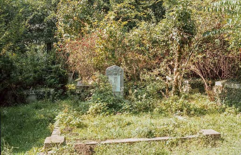 SÍRHELYSZÁM: 33. FELIRAT: Itt nyugosznak Laczák Márton tanító 1856-1927.