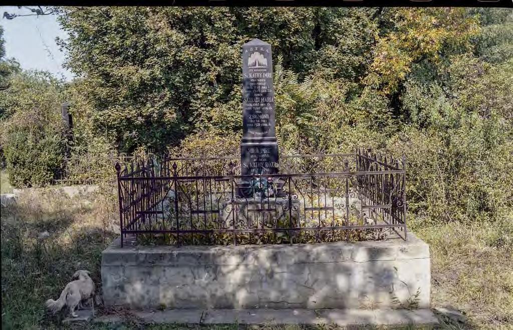SÍRHELYSZÁM: 41. FELIRAT: ABFRA. Itt nyugszik Sz. Kathi Imre nyug. városi tisztviselő szül 1857. május 1. megh. 1935. jan. 26. és neje Sarkadi Mária szül 1863. okt. 15. megh 1948. június 15.