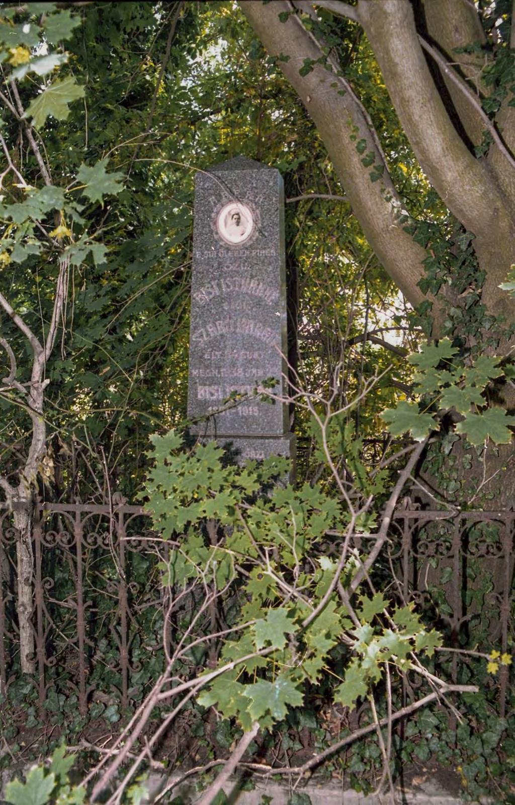 SÍRHELYSZÁM: 43. FELIRAT: E sír ölében pihen özv. Bisi Istvánné született Szabó Margit élt 54 évet meghalt 1938.