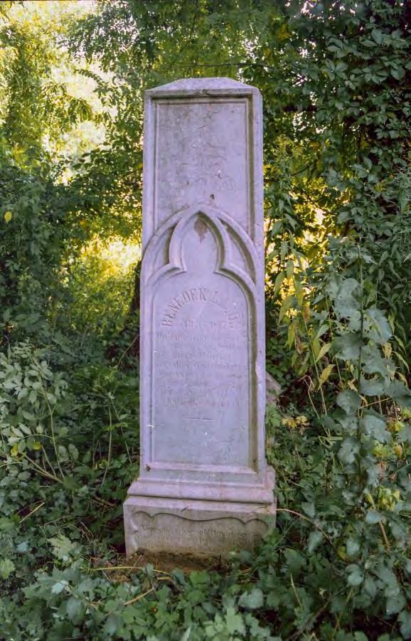 készítő monogrammja) Az előtte lévő sírkő: Benedek lajos született 1799. meghalt 1867.