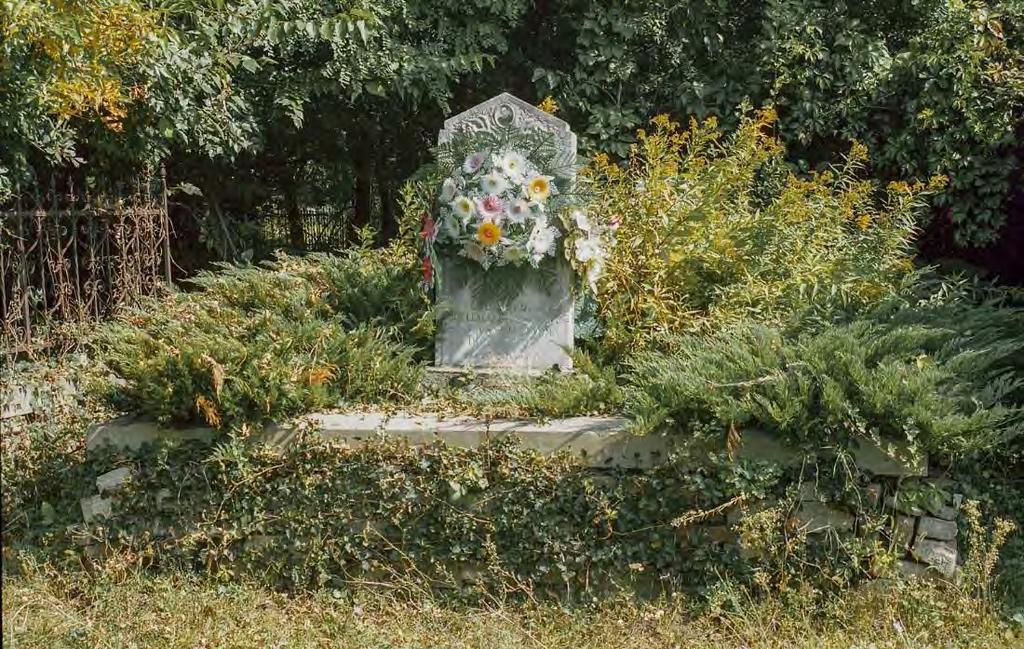SÍRHELYSZÁM: 56. FELIRAT: Uzonyi Mihály 1840-1918. Uzonyi Klára neje 1844-1914.