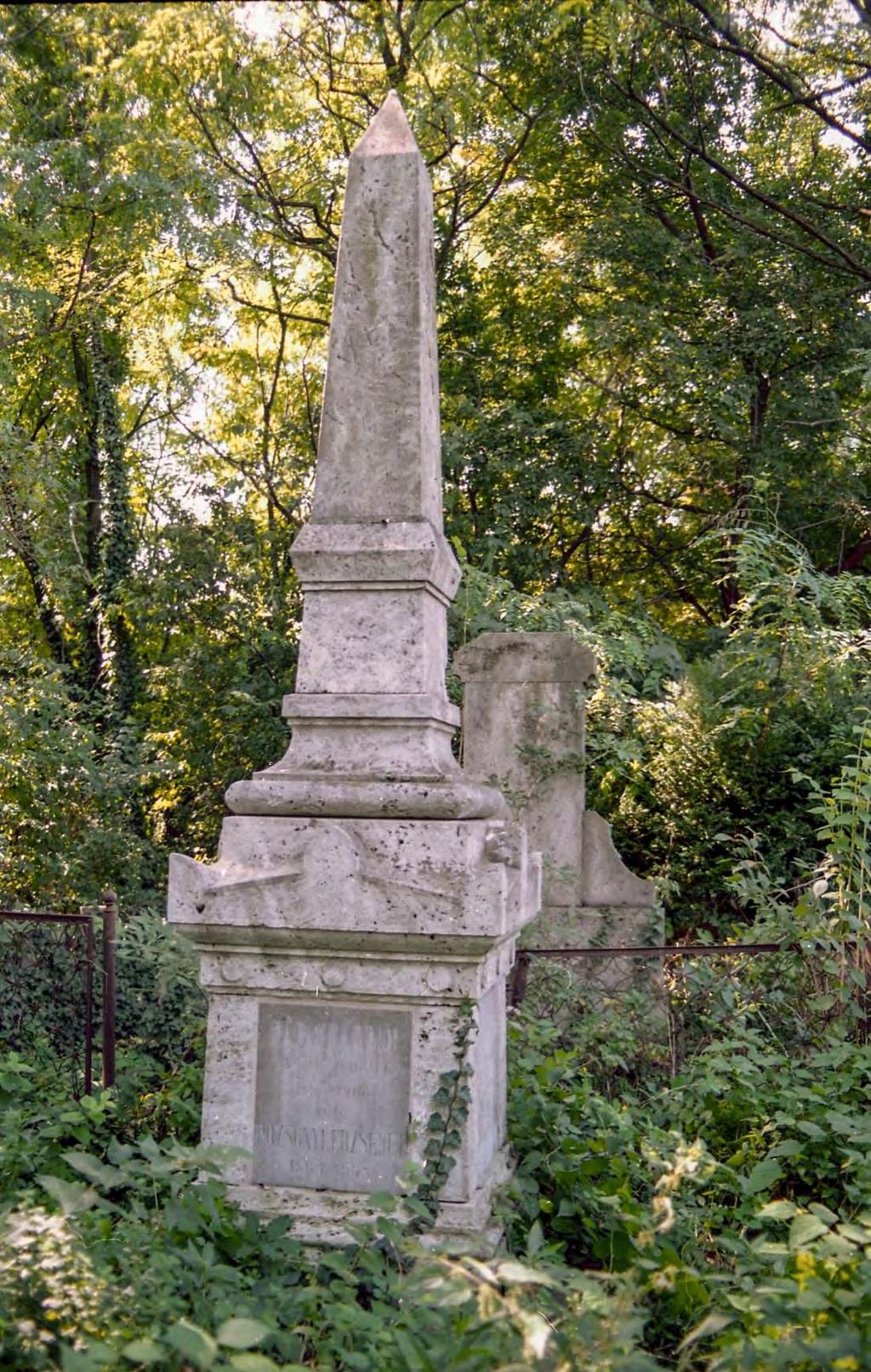 SÍRHELYSZÁM: 64. FELIRAT: Pápay Imre hajdúböszörményi lelkipásztor és esperes. 1819-1882. Gyermekei Móricz, Kornélia, Laura. Unokái Emma és Erzsike. Oldalt: D.