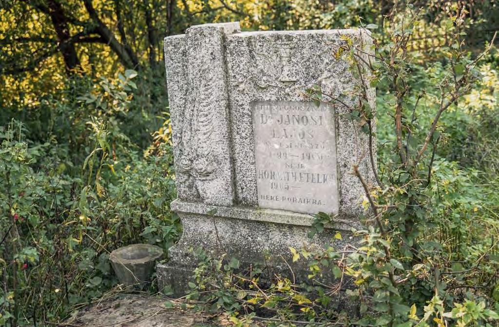 SÍRHELYSZÁM: 74. FELIRAT: Itt nyugosznak Dr.