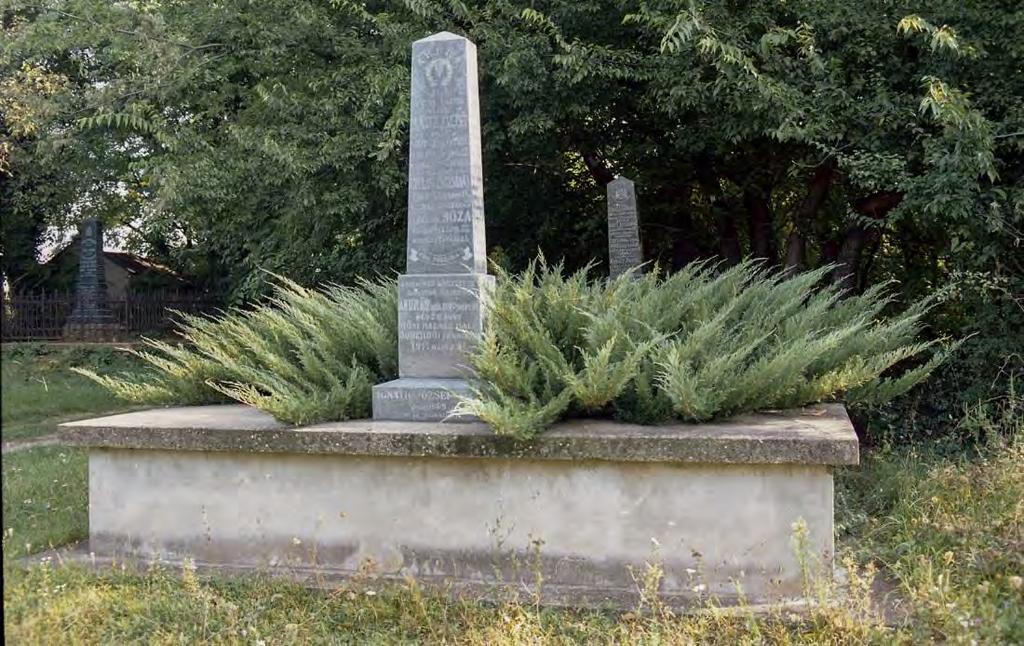 SÍRHELYSZÁM: 76. FELIRAT: ABFRA. Családi nyughely. Itt nyugszik néhai Ignáth Bálint volt városi tisztviselő született 1846. február 12. meghalt 1912. február 8.
