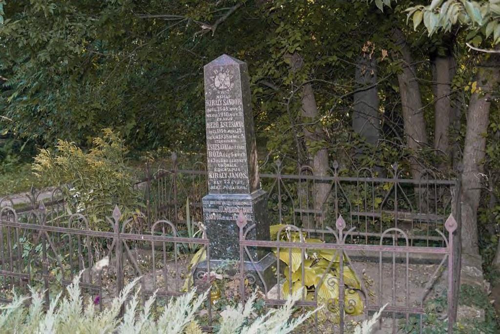 SÍRHELYSZÁM: 80. FELIRAT: ABFRA. Itt nyugszik néhai Király Sándor szül. 1848. nov. 5. megh. 1910. nov. 9. és neje Mező Zsuzsánna szül. 1854. júni. 15. megh. 1938. márc 5.
