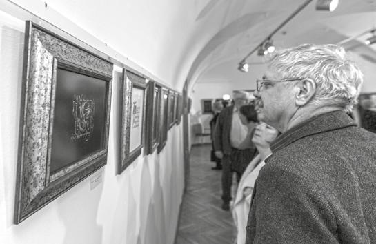 Az alkotó foglalkozását rejtő, másik idegen hangzású szó (tipográfus) értelme a nyomtatott betűkkel való tervezés foglalatosságát jelenti, s a nyomtatás elterjedése előtti időkre vezethető vissza.