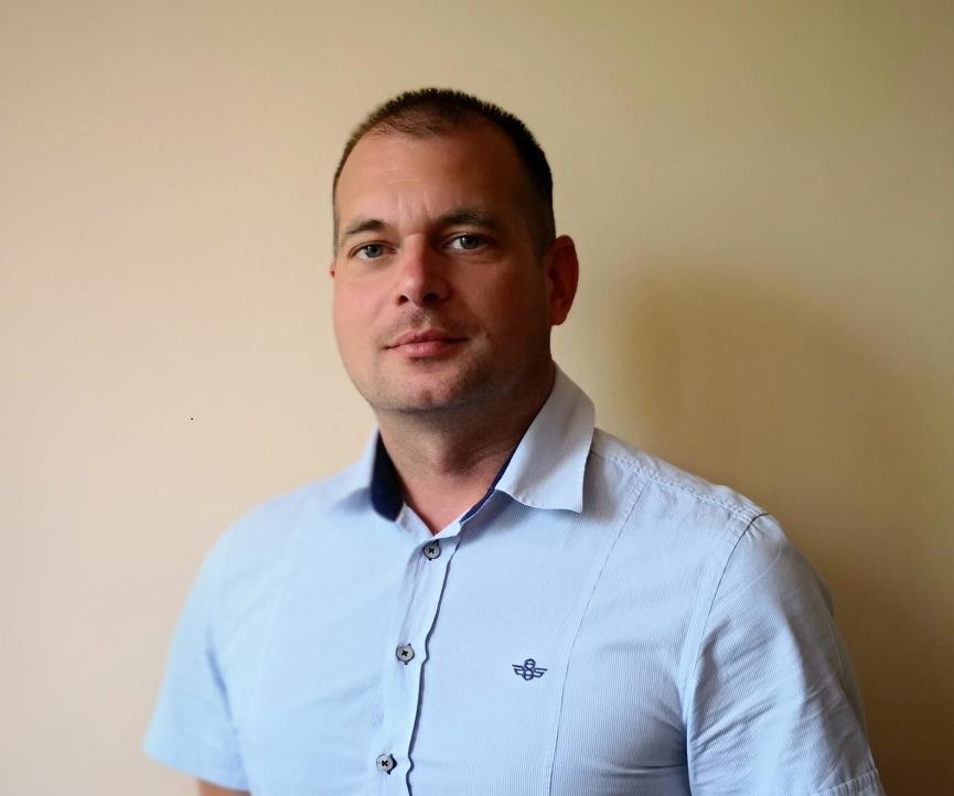 Kiss Gábor Napelemek és napelemes rendszeregységek Napelemek telepítése Hálózatra visszatápláló rendszerek Napelem modulok kábelrendszerének összekapcsolása Csatlakozó elemek, gyűjtő és