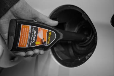 1 flakon javasolt egy átlag személygépkocsi tankjába. XERAMIC Diesel Additive (20116) Dízel üzemanyag adalék Hatékonyan tisztítja és védi a teljes üzemanyagellátó rendszert.