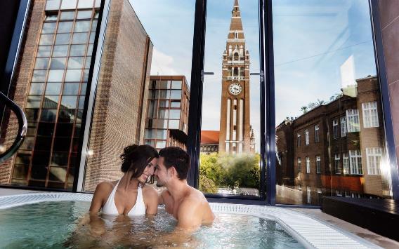 felé néző kilátással rendelkező jacuzzi kapott helyet.