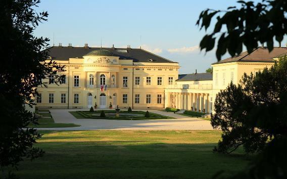 Károlyi-Kastély, Fehérvárcsurgó Székesfehérvártól 15 percre