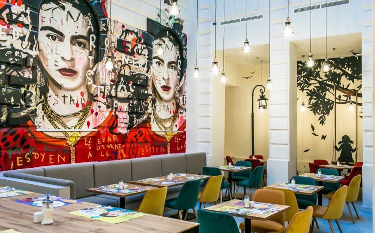 szálloda 142 fiatalos, színes szoba Izgalmas lobby és drink bár Közeli