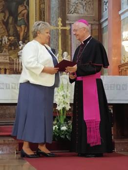 egri bazilikában a Veni Sancte tanévnyitó szentmise keretében (képünk jobb oldalon a szerk.). Sándorné Tóth Éva munkáscsaládban született Tóth János és Zólyomi Margit harmadik gyermekeként.