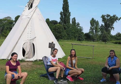 A csapat egyik fele a zánkai Gyógynövényvölgyben ismerkedett a mezei katánggal, a citromfűvel, cickafarkkal és barátaikkal.