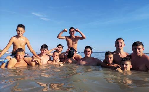 18 MI ÚJSÁG FÉNYSZARUN? 2019/9 (folytatás a 17. oldalról) Vasárnap ismét kegyes volt az időjárás. Délelőtt Balatonfenyvesről kisvonattal indultunk egy 40 perces útra, majd szinte azonnal vissza.