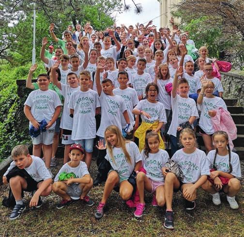 Egy lelkes lokálpatrióta tanácsára egy megállóval előbb szálltunk le, és meglátogattuk a Nagyberek zöld kapuja elnevezésű Imremajort, ahol a Hunyadi udvarban hangulatos helyitermék-piacon nézelődtünk.