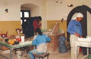 1992-ben, amikor a Mesteriskola hivatalos mûködése megkezdôdött, a képzés szakirányai bôvültek a Rétfalvi Sándor vezette fémszobrászati programmal a Zsolnay úti Fondéria Bronzöntödében, valamint