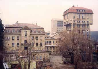 dla katalogus 12/12/12 20:10 Page 24 24 István-akna vad romantikája 28 Keserü Ilonának 1991-re végzett a Tanárképzô Karon az az egyetemi csoportja, akikért közbenjárt, hogy megkapják a lehetôséget