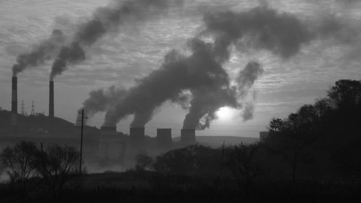 elméletét, hamarosan megismerkedhettünk az üvegházhatású gázok fogalmával és retteghettünk attól, hogy mi fog történni, ha folyamatosan tele pöfékeljük a légkört széndioxiddal.