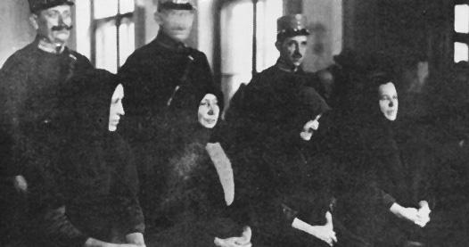 Mert sok a révülni való 133 Fényképek Ha a Tiszazug tanítása kapcsán elővesszük azokat a fényképeket, amelyek az ügyről készültek, azzal részben a vers konkrét történelmi összefüggéseit erősítjük meg.