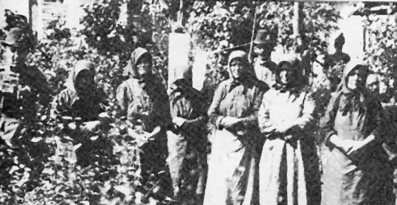Az összehasonlítással ugyanis éppen nem a vers referenciális olvasatát erősíthetjük meg, hanem megmutathatjuk, mennyivel tágasabb, szélesebb látókörű, a konkrétumokhoz képest megemeltebb a vers