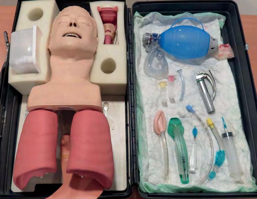 Fent említett oktatási eszközök ellenőrzése, lehetőleg jól hozzáférhető, jól látható helyen való elhelyezése a későbbi oktatási folyamathoz Ellenőrizni kell, hogy a szimulátorok légútjai nem