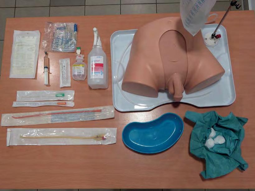 Steril gumikesztyű Beavatkozás rövid leírása Férfi hólyagkatéterezés (jobb kézzel, a beteg jobb oldalán állva): A beteg fektetését, eszközök előkészítését, a steril gumikesztyű felhúzását követően a