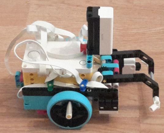 Alaprobot A programok teszteléséhez egy olyan robotot építettünk, amely guruló mozgásra képes, és amellyel az