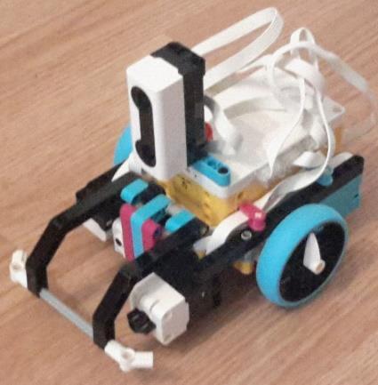 A robot mozgásához két médium motort használtunk, amely egy-egy kerékhez kapcsolódik, valamint egy harmadik