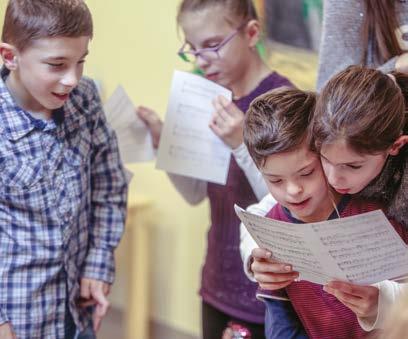 TERÁPIÁS IRÁNYZATOK ÉS ELÉRHETŐSÉGEK Fejlesztés zenei foglalkozások által A zene szinte valamennyi képességterületre jótékony, fejlesztő hatással bír, pl.