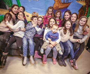 A gyermek fejlődésének lépcsőfokai a születésétől hároméves koráig A gyermek fejlődésbeli elmaradásának korai felismerése rendkívül nagy jelentőséggel bír.